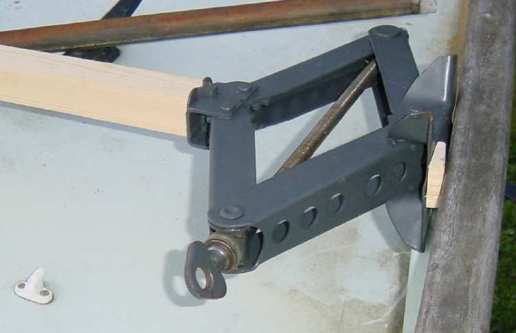 Photograph of the car jack used to extract the sheet horse