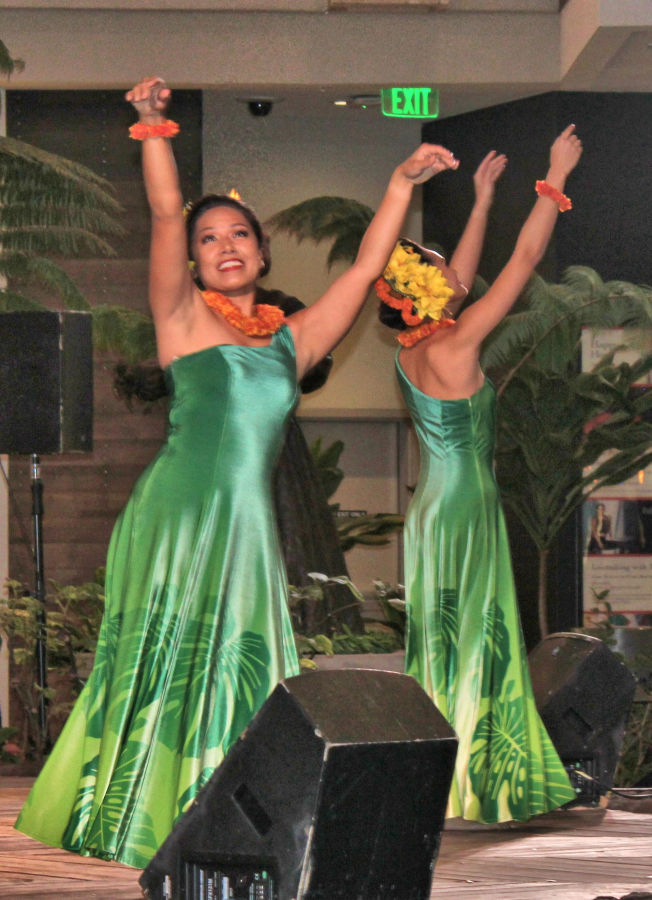 Hula Dancing at the International Market Place<br>
Honolulu.