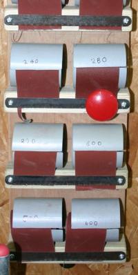 Flagging which grade is in use by means of a red magnetic button.